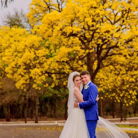 1&ordm; beijo que virou casamento ganhou florada linda de ip&ecirc;s para o &aacute;lbum