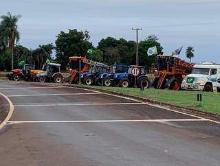 Máquinas agrícolas e caminhão bloqueiam a BR-163, em Douradina. (Foto: Divulgação)