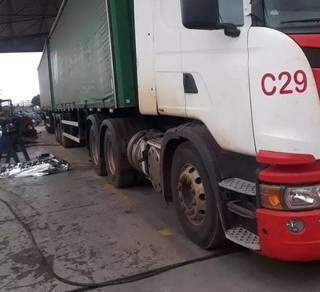 Mec&acirc;nico fica preso debaixo de carreta e morre 