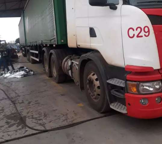 Mec&acirc;nico fica preso debaixo de carreta e morre 