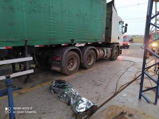 Mec&acirc;nico fica preso debaixo de carreta e morre 