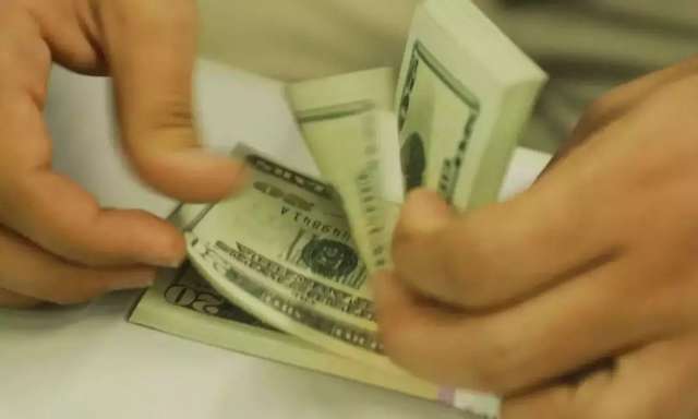 D&oacute;lar dispara a fecha a R$ 5,3261, com tens&atilde;o entre Poderes
