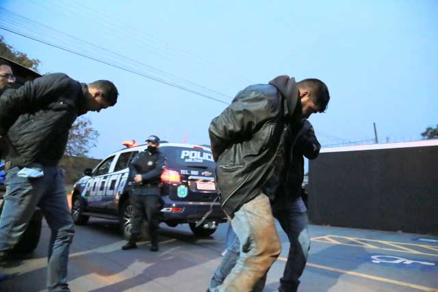 Den&uacute;ncia levou dupla &agrave; pris&atilde;o com cerca de 3 toneladas de maconha