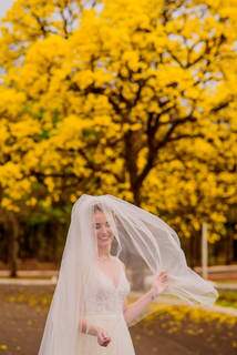 1&ordm; beijo que virou casamento ganhou florada linda de ip&ecirc;s para o &aacute;lbum