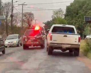Polícia com veículo apreendido a caminho da Denar. (Foto: Reprodução)