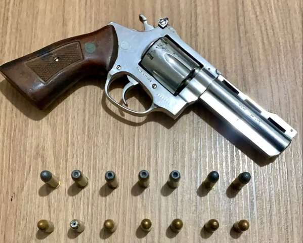 Pol&iacute;cia prende atirador que invadiu casa e executou jovem ao lado do filho 
