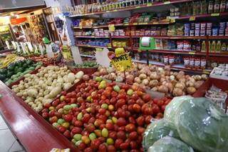 Produtos alimentícios expostos em supermercado da Capital. (Foto: Paulo Francis/Arquivo)