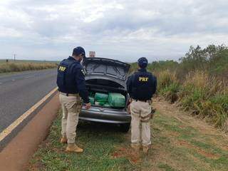 Traficante abandona carro com 342 quilos de maconha e some em matagal 