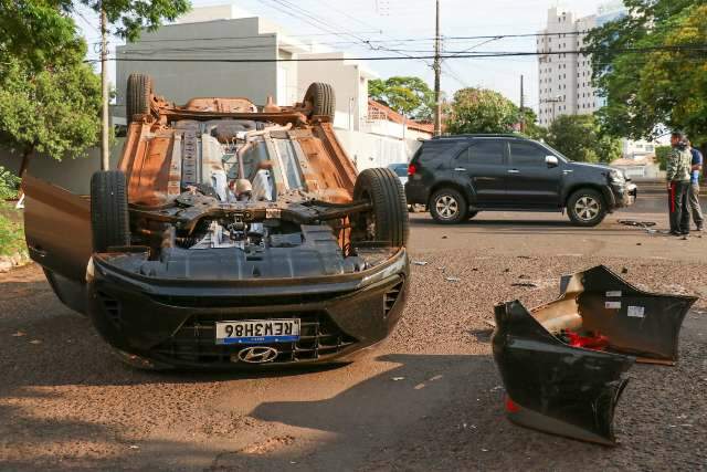 Com placa de pare escondida, carro fura preferencial e capota 