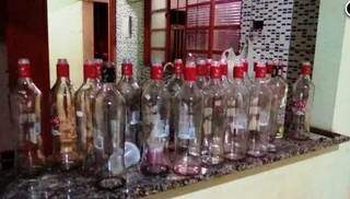 Garrafas de bebidas oferecida em festa, onde adolescente de 13 anos foi encontrado desmaiado em MS. (Foto: Celso Daniel/JP News)