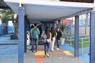 Alunos retornando às aulas presenciais em Campo Grande. (Foto: Arquivo/Paulo Francis)