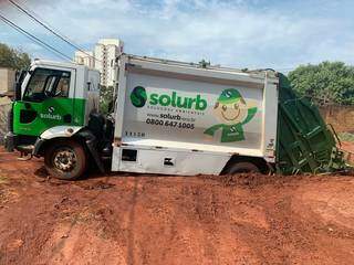 Caminhão ficou atolado na tarde desta sexta-feira, no Bairro Rita Vieira. (Foto: Direto das Ruas)