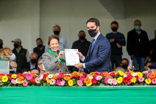 Ministra Tereza Cristina (Mapa) entrega certificado da OIE ao governador Eduardo Leite. Foto: Gustavo Mansur | Palácio Piratini