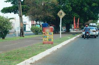 Publicidade irregular volta se propagar por canteiros, mas pode gerar multas Publicidade irregular volta se propagar por canteiros, mas pode gerar multas