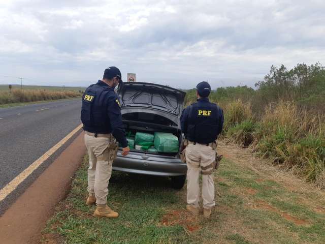 Traficante abandona carro com 342 quilos de maconha e some em matagal 