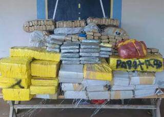 Carro com quase 1 tonelada de maconha &eacute; abandonado em lavoura 