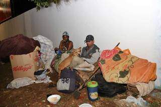 Casal apenas levou seus pertences para o outro lado da rua. (Foto: Paulo Francis)