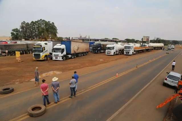 Caminhoneiros protestam em 4 trechos de rodovias