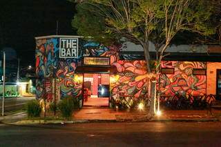 Grafite chama a atenção de todo mundo que passa na frente do bar. (Foto: Kísie Ainoã)