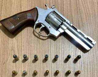 Pol&iacute;cia prende atirador que invadiu casa e executou jovem ao lado do filho 