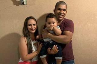 Família em foto publicada três semanas atrás, em comemoração aos 10 meses de Gabriel. (Foto: Redes Sociais)