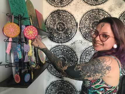 Casal abre galeria com tatuagem, esculturas e apoio aos artistas