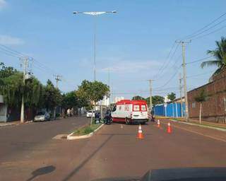 Motociclista morre ao bater em poste em canteiro central de avenida Motociclista morre ao bater em poste em canteiro central de avenida