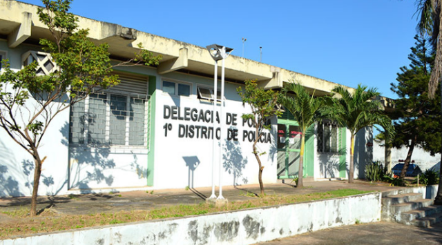 Enquanto seguia para conveni&ecirc;ncia, homem &eacute; morto a tiros ao lado da esposa