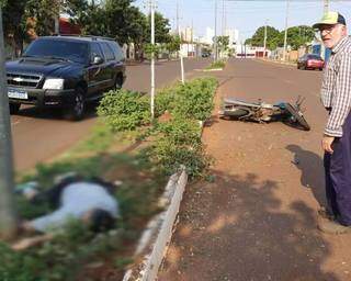 Motociclista morre ao bater em poste em canteiro central de avenida Motociclista morre ao bater em poste em canteiro central de avenida