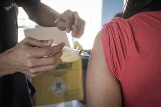 Vcina contra a covid-19 sendo aplicada em polo de imunização em Campo Grande. (Foto: Marcos Maluf)
