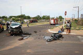 Carro e moto destruídos na Cônsul Assaf. (Foto: Henrique Kawaminami)