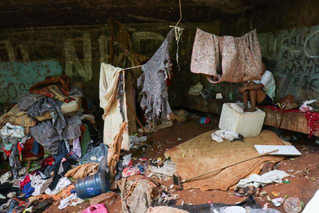 Fam&iacute;lias reconstroem barracos na beira do rio Anhandu&iacute; menos de 12h ap&oacute;s despejo