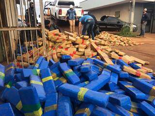 Polícia apreende 2,5 toneladas de maconha divididas em picapes Polícia apreende 2,5 toneladas de maconha divididas em picapes