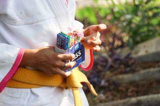 Crianças vendem doces em sinaleiro para participarem de campeonato mundial (Foto: Henrique Kawaminami)