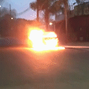 Casal briga, mulher é chamada de maluca e ateia fogo em carro no meio da avenida