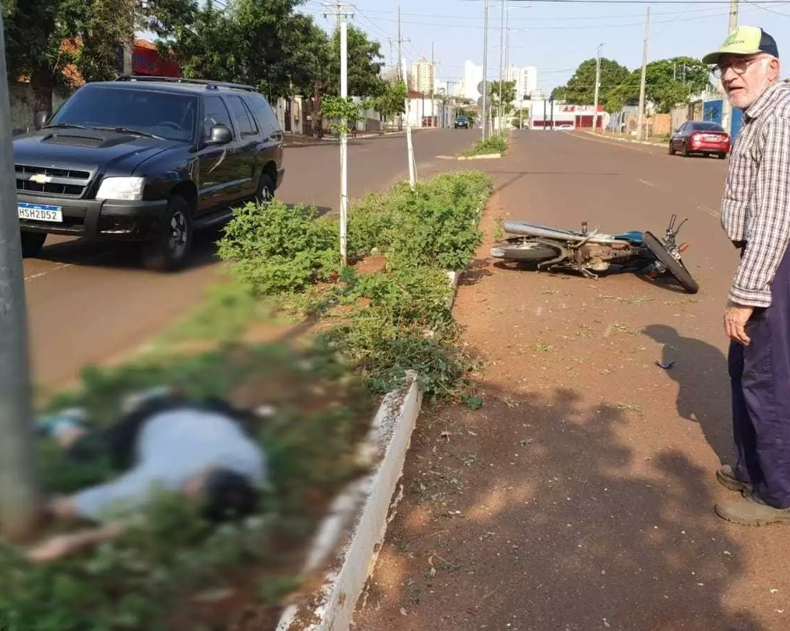 Corpo da vítima ficou caído ao lado do poste logo após o impacto; ele não resistiu e morreu na hora (Foto: Direto das Ruas)