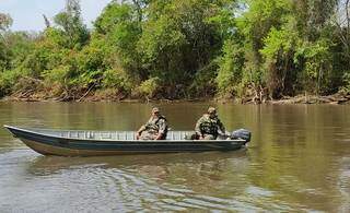 Equipe da PMA durante operação no Rio Dourados. (Foto: Divulgação)
