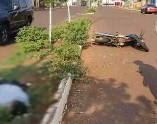 Murinei bateu moto em poste no canteiro central da Avenida Eça de Queiroz, no Bairro Cabreúva. (Foto: Hnerique Kawaminami)