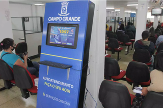 Trabalhadores aguardando atendimento na sede da Funsat, em Campo Grande. (Foto: Arquivo/Campo Grande News)