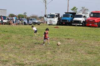 Crianças jogando futebol no campo da Praça do Papa. (Foto: Kísie Ainoã).