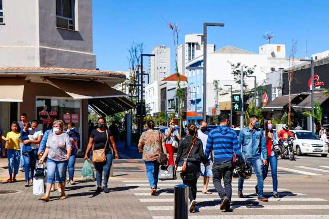 Com quase metade de imunizados, sua vida social j&aacute; voltou ao normal?