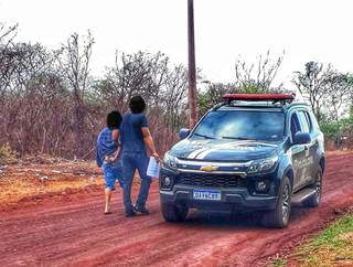 Um dos envolvidos na morte de Lucas Matheus sendo preso. (Foto: Divulgação/Polícia Civil)