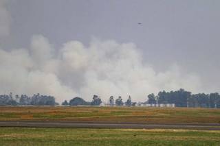 Fumaça provocada por queda de avião tomou conta de bairros da Capital e fechou aeroporto. (Foto: Marcos Maluf)