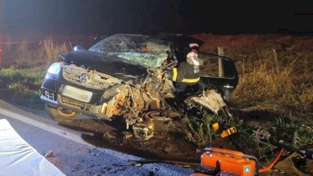 Homem fica preso &agrave;s ferragens em acidente entre carro e caminh&atilde;o