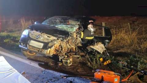 Homem fica preso &agrave;s ferragens em acidente entre carro e caminh&atilde;o
