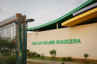 Caso foi registrado na Deam, vinculada à Casa da Mulher Brasileira, em Campo Grande. (Foto: Henrique Kawaminami)