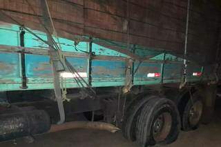 Lateral do caminhão ficou danificada após colisão. (Foto: Ivinotícias)