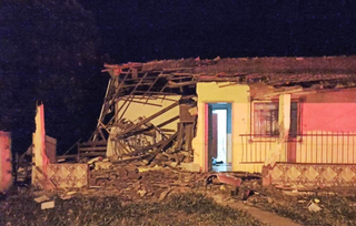 Parte da casa ficou destruída. (Foto: Divulgação/A Gazeta News)