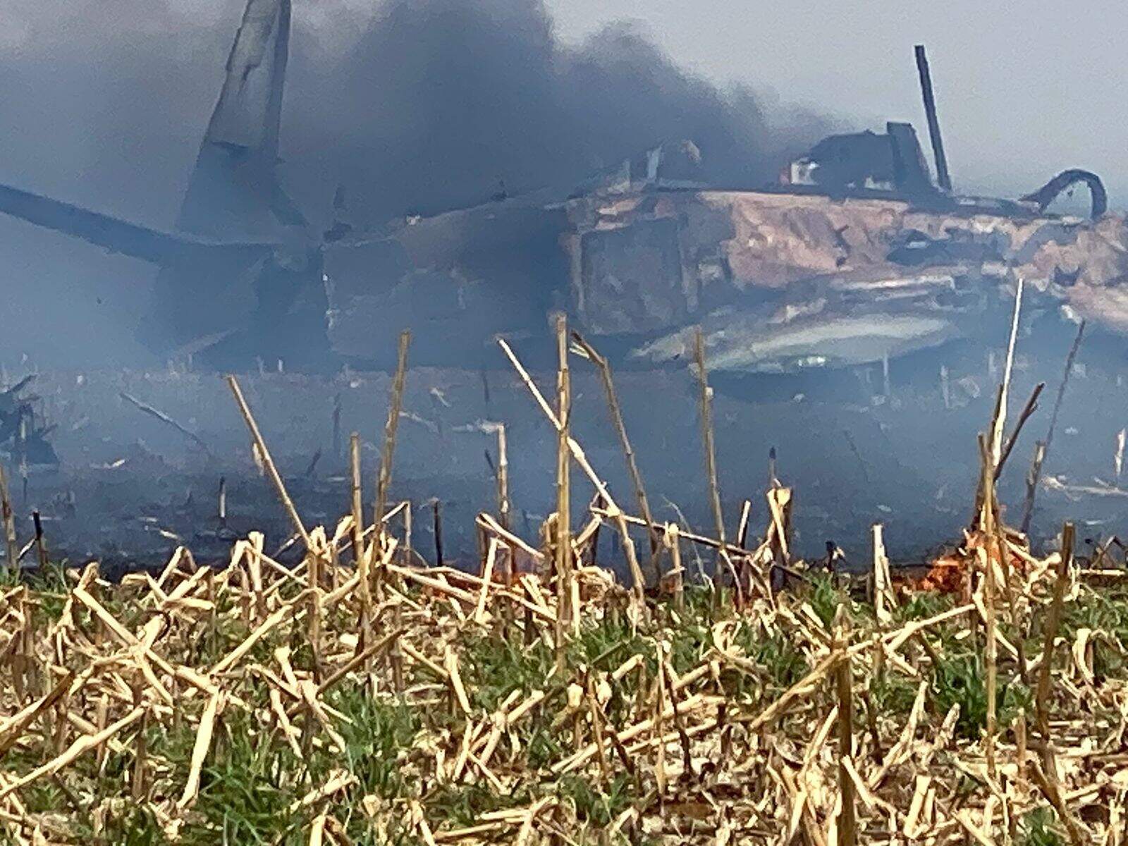 Aeronave completamente queimada em meio a muita fumaça. (Foto: Direto das Ruas)