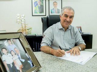 Governador Reinaldo Azambuja (PSDB) vai discutir passaporte da saúde com os prefeitos. (Foto: Instagram)